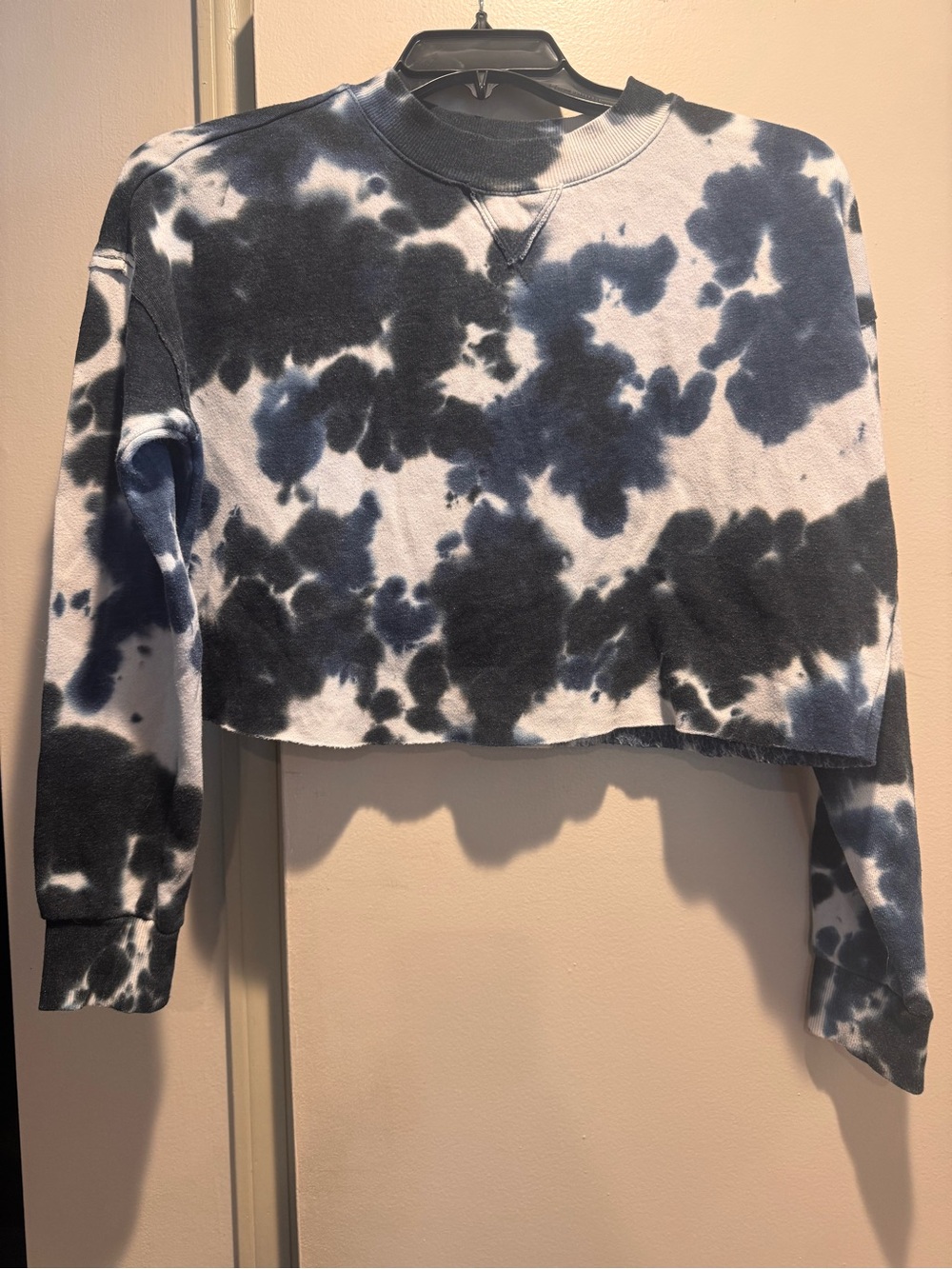 Colsie Blue & White Cropped Tie-Dye Crewneck